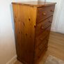 Solid pine 5-drawer chest of drawers in great condition Image 3