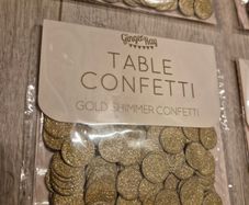 Golden table confetti