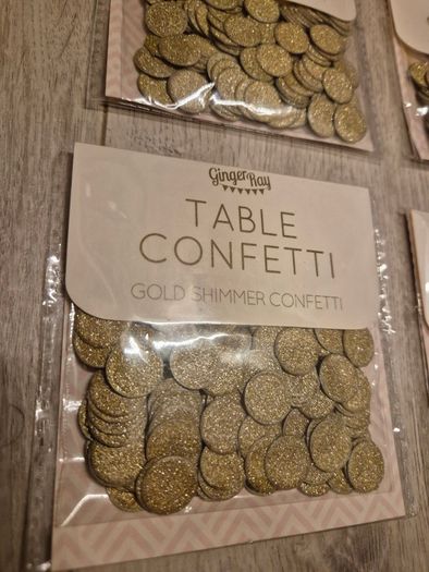 Golden table confetti