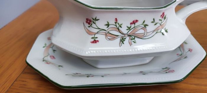 Vintage Johnson Brothers Eternal Beau Gravy Boat & Under Plate Made in England