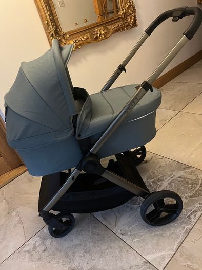 Full travel system with isofix base