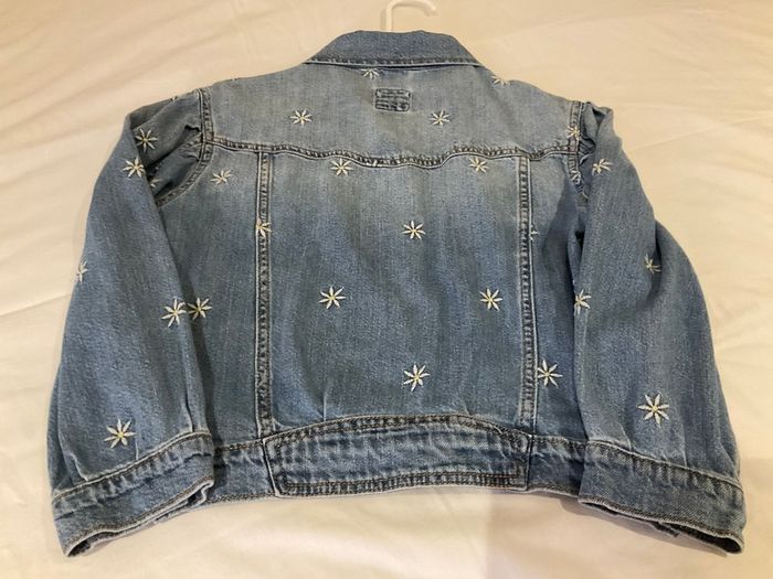 Stunning Girls Gap Age 10 11 denim blue jacket with embroidered daisies flowers