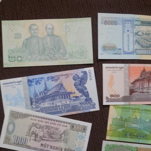 Lot of 8 Uncirculated World Banknotes.No 3.