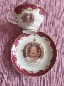 Queen Elizabeth II The Royal Crest, Tea & Saucer Set