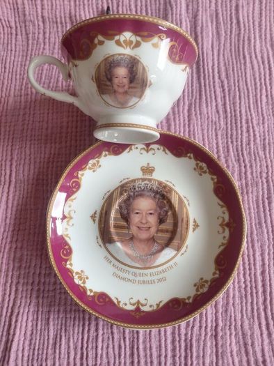 Queen Elizabeth II The Royal Crest, Tea & Saucer Set