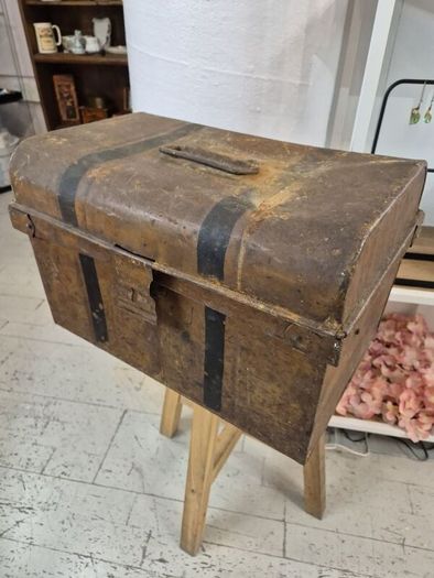 Small Antique Tin steamer trunk