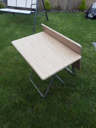 2 Folding Tables