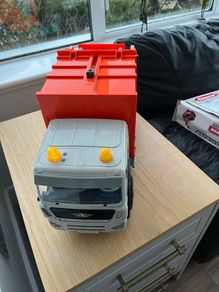 Extra Large bin lorry with lights, sweeping brush and 2 bin men