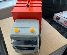 Extra Large bin lorry with lights, sweeping brush and 2 bin men