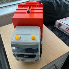 Extra Large bin lorry with lights, sweeping brush and 2 bin men
