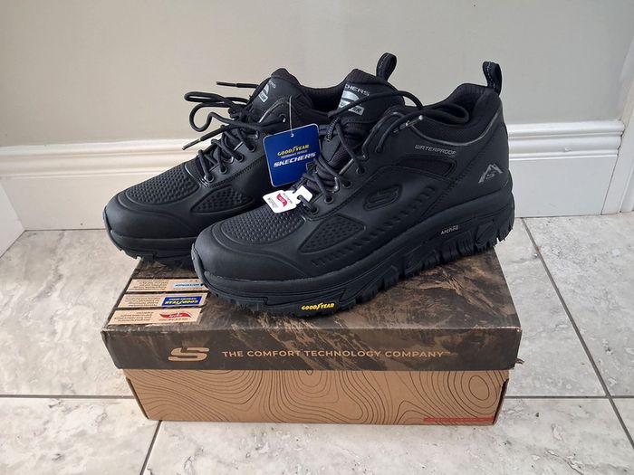 Brand New Skechers Arch Fit Road Walkers, Men's Size 10 (EU 45) Water Proof / Air Cooled