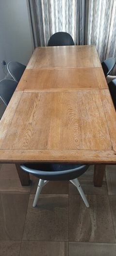 Extendable kitchen table