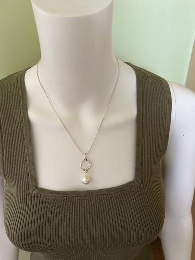 Pearl/ silver tone necklace and earrings jewelley set