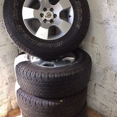 Set of 4 Nissan 16-inch alloy wheels with 265/70R16 tyres