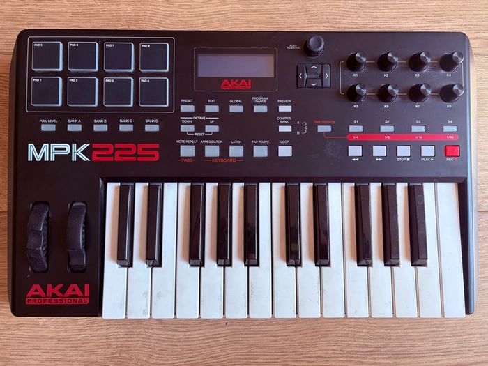 Akai MPK 225 midi controller