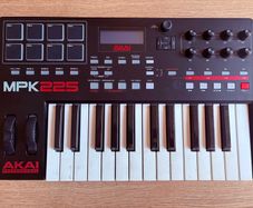 Akai MPK 225 midi controller