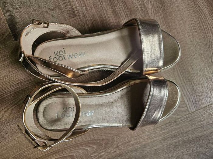 wedge sandals size 4