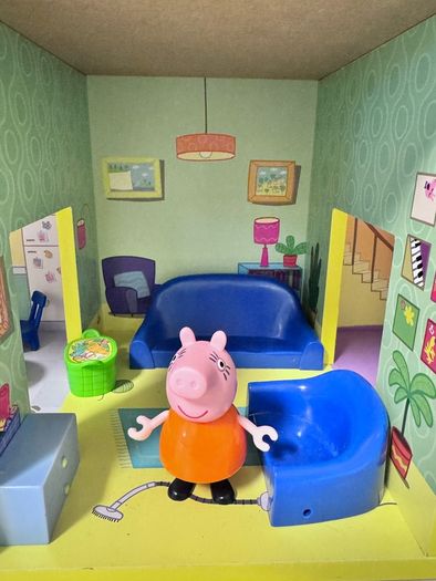 Peppa Pig wooden house with Baby Evie RRP 69.99
