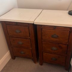 2 bedside lockers