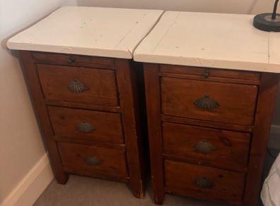 2 bedside lockers