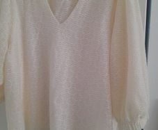 ladies v neck GALLERY cream top