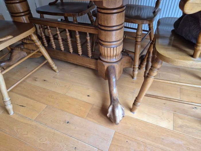Beautiful solid mahogany extendable dining table and 6 chairs