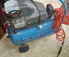 Mascioli Made in Italy Air Compressor with a Blue Tank.