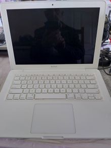 Vintage Apple MacBOOK, account password locked, in excellent cosmetic condition, excellent Battery