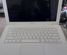 Vintage Apple MacBOOK, account password locked, in excellent cosmetic condition, excellent Battery