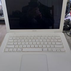 Vintage Apple MacBOOK, account password locked, in excellent cosmetic condition, excellent Battery