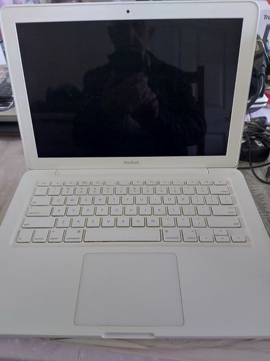 Vintage Apple MacBOOK, account password locked, in excellent cosmetic condition, excellent Battery