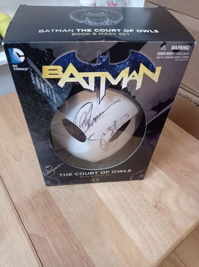 AUTOGRAPHED- Batman The Court of Owls Comic Book & Mask Box Set