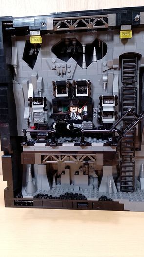 LEGO 76252 Batcave - Shadow Box