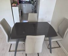 Expandable Glass to Dining Table with 4 Chairs