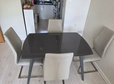Expandable Glass to Dining Table with 4 Chairs