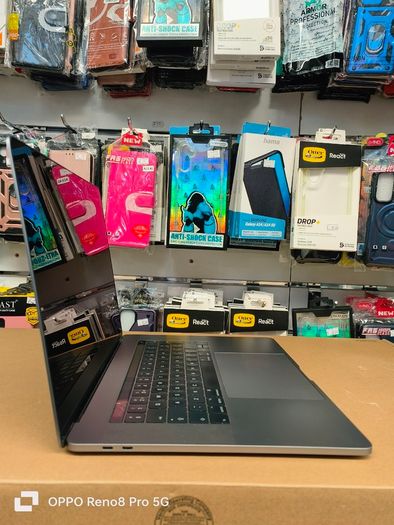 Touch Bar MacBook Pro 15" 2017 A1707 2.8 GHz Core i7 16GB RAM 512GB SSD macOS Vetura 13.7.8 (Battery Cycle: 189)