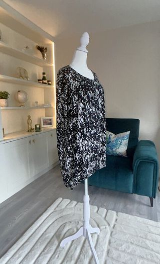 Ladies Black & White Short Sleeved Top from Kaffa Curve Size: UK 20 / EU 48