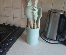 Kitchen Utensil Set  Knives, Scissors & Spatulas Great Condition
