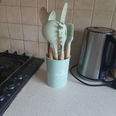 Kitchen Utensil Set  Knives, Scissors & Spatulas Great Condition