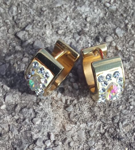 Vintage jewelry is sold individually for 5 to 10 euros.