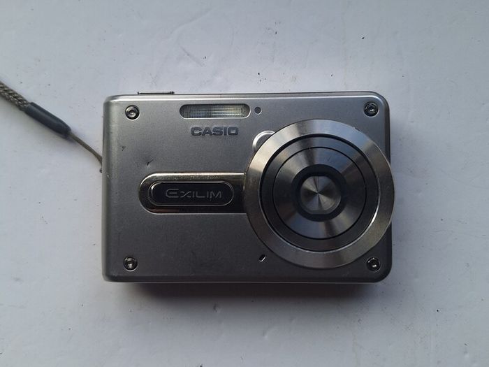 Casio Exilim EX-S100 Digital Camera
