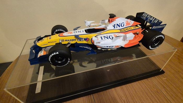 A 1:6 scale (32 inches long Formula 1 car) limited edition model of the 2007 Season ING Renault R27 F1 Team car