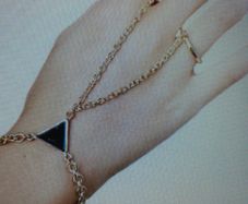 Unusual 2 ring fingered bracelet