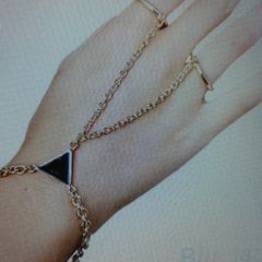 Unusual 2 ring fingered bracelet