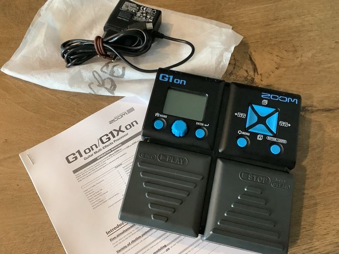 ZOOM G1on guitar multi-effects processor with PSU