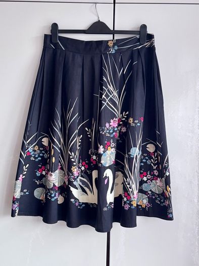 Black Swan Print Knee Length Skirt | Floral & Nature Design | Size 14 Approx