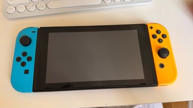 Selling my Nintendo Switch 1 in good condition and fully working