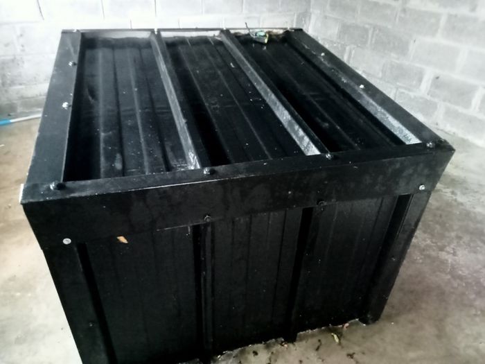 Metal Dog house insulated