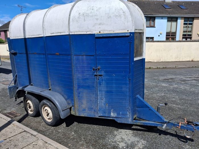 Double horsebox