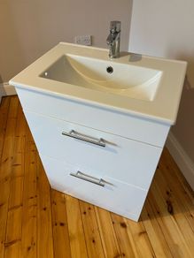 Sonas floor standing bathroom sink unit